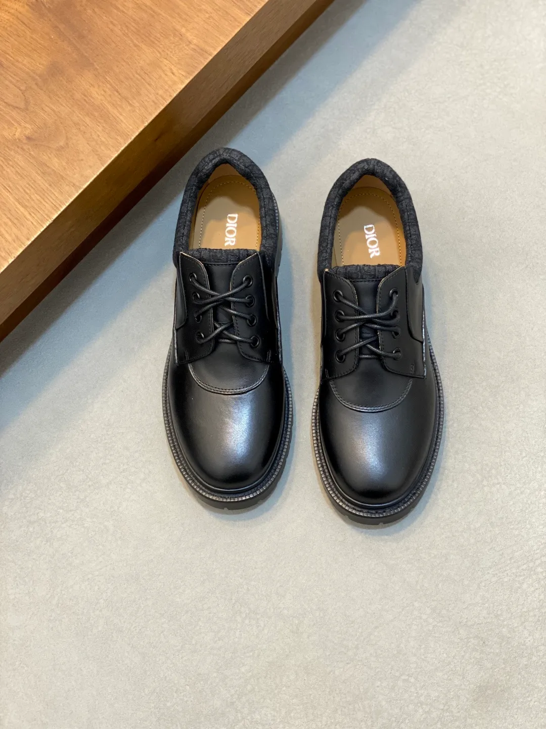 [DIOR] Top P: 820💰 Size: 39-44 (38.45. Can be customized) 2025ss Dior Dio* - Autumn and winter luxury men's moccasin shoes, purely handmade, both inside and outside are imported first-layer cowhide, high-end boutique and exquisite craftsmanship. Original TPU combination outsole. Wear a noble gentleman's taste. The best last type has been carefully debugged. Comfortable.